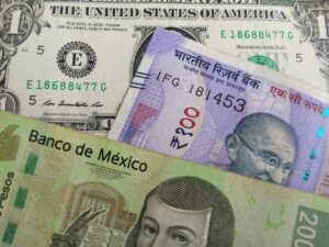 Billetes de divisas internacionales, incluidos USD, INR y MXN, para el análisis económico global.