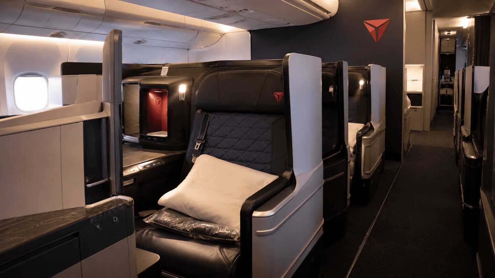 Bar chart showing Delta Q2 2026 premium ticket revenue of $6.92 billion outsold main cabin revenue of $6.85 billion, growing 17% versus 8%.