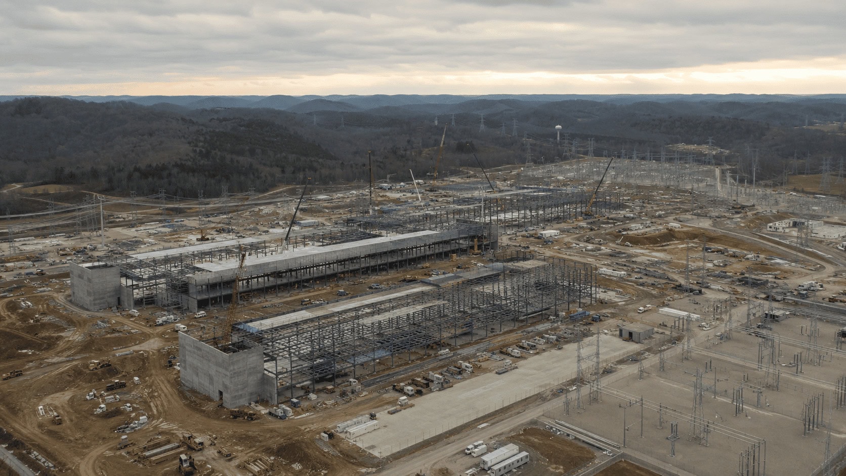 Vista aérea de un campus de centro de datos a escala de gigavatios en construcción en un sitio industrial desmantelado en la zona rural de los Apalaches de Ohio