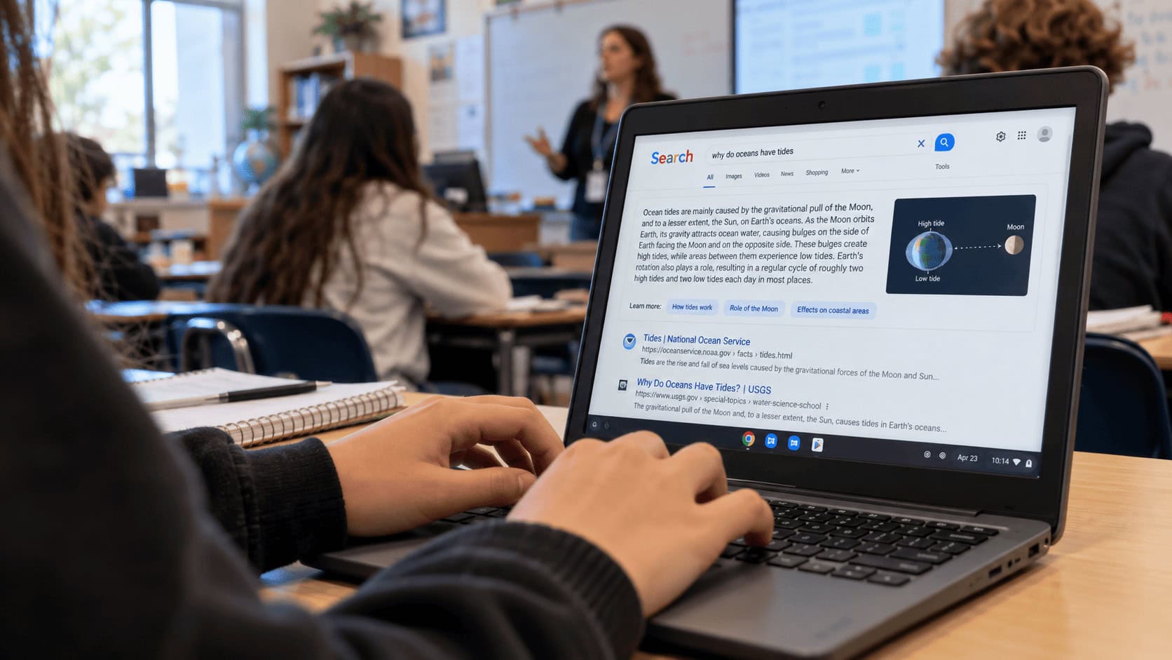 Estudiante utilizando un Chromebook proporcionado por la escuela para buscar la respuesta a una tarea en un aula de Estados Unidos.