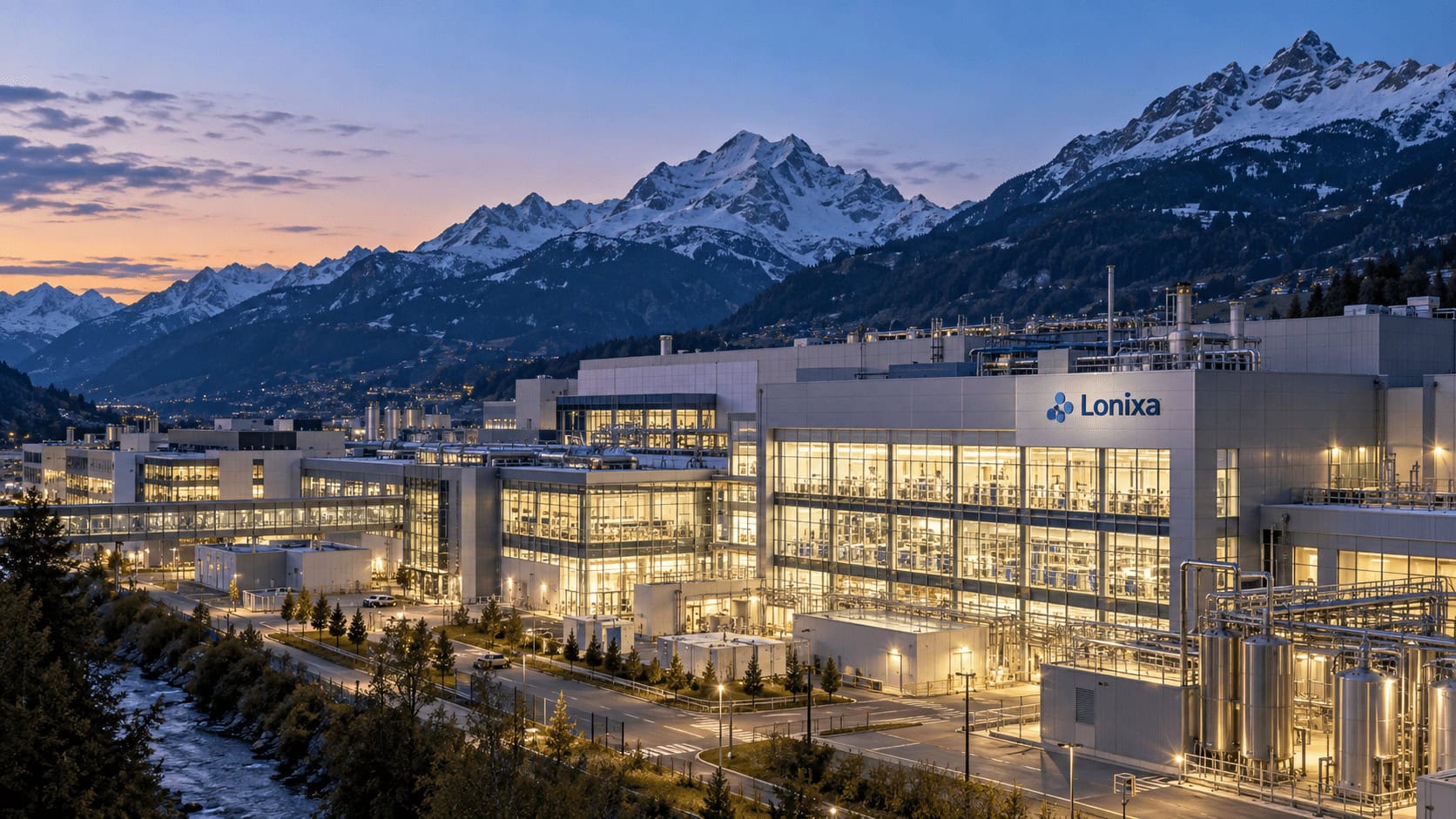 Complexe de bioproduction moderne dans une vallée alpine suisse au crépuscule, avec des fenêtres de production éclairées où sera fabriqué le vaccin contre la pneumonie de Vaxcyte
